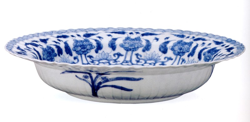 lue and White Plate in Chrysanthemum Form with Figure Pattern