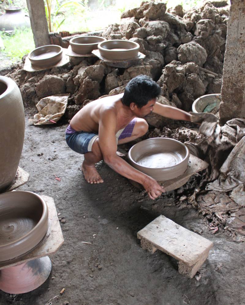 Balinese eartenware dishes made by turning