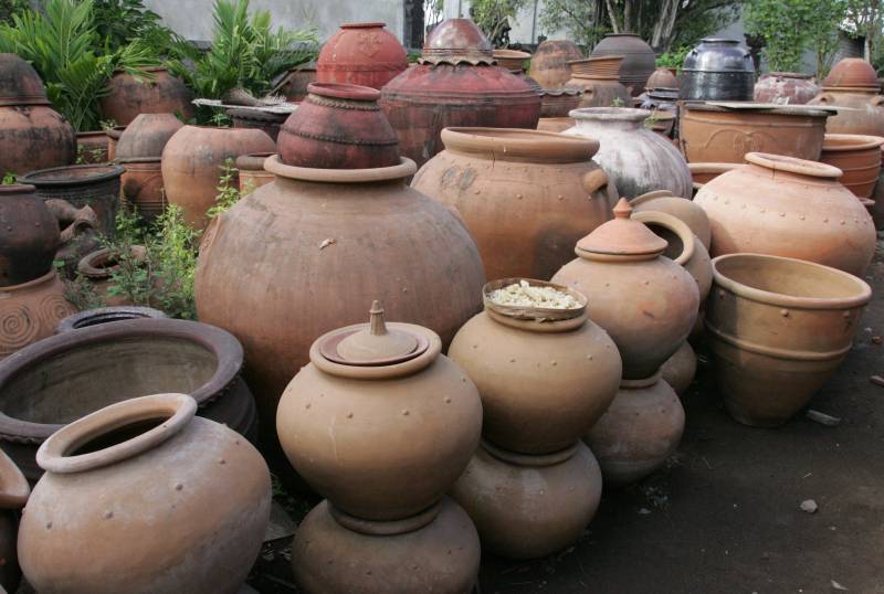 Unglazed terracotta pottery in Denpasar, Bali