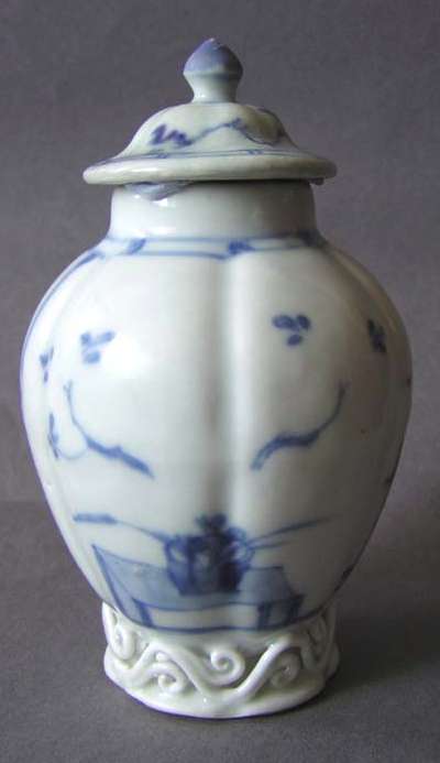Porcelain tea caddy of rounded shape